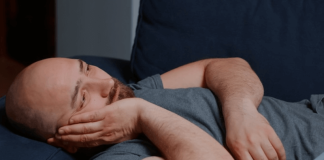 Cortisol : l’hormone du stress est-elle vraiment votre ennemie ? Un homme éprouve des difficultés à s’endormir en raison d’un taux de cortisol trop élevé.