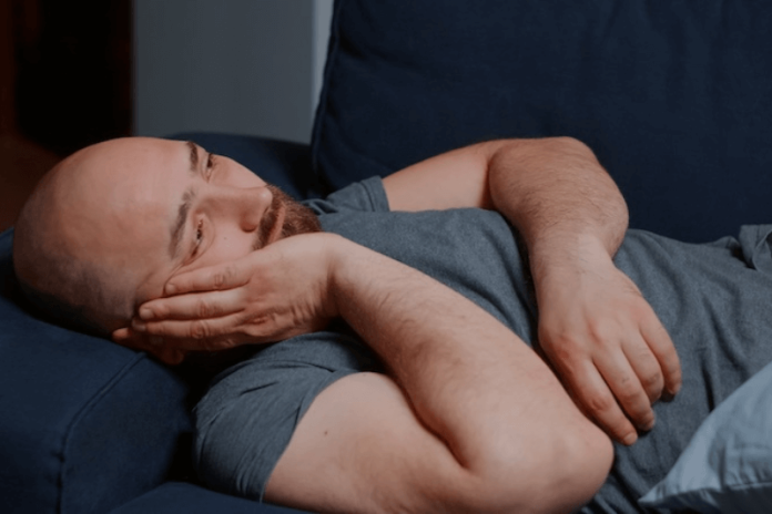 Cortisol élevé causes symtomes ma sante Un homme éprouve des difficultés à s’endormir en raison d’un taux de cortisol trop élevé.