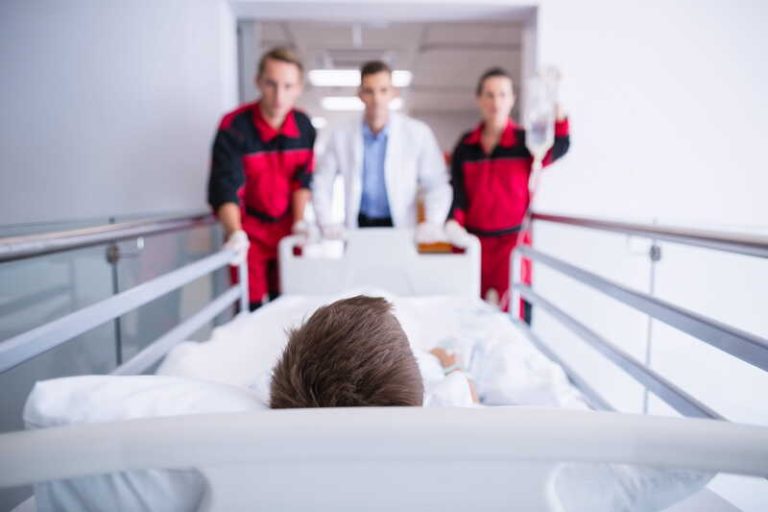Un grand brûlé a été infecté par une bactérie multirésistante et mortelle qui sévit actuellement dans un hôpital en Suisse.
