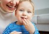 Dents de lait : tout savoir sur les premières dents de l’enfant Un enfant qui sent un petit trou dans sa bouche et comprend que sa dent de lait vient de tomber.