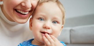 Dents de lait : tout savoir sur les premières dents de l’enfant Un enfant qui sent un petit trou dans sa bouche et comprend que sa dent de lait vient de tomber.