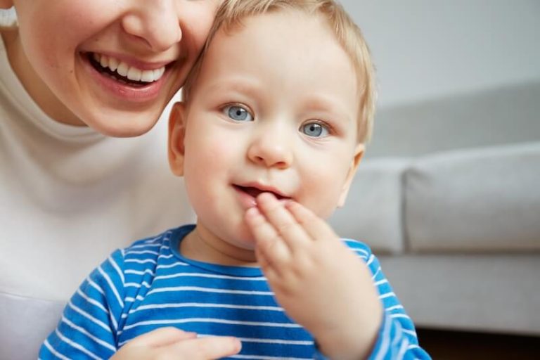 Un enfant qui sent un petit trou dans sa bouche et comprend que sa dent de lait vient de tomber.
