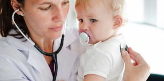 Doliprane pour enfants : 27 lots rappelés, que doivent savoir les parents ? Un bébé ayant ingéré une trop grande dose de paracétamol liquide.