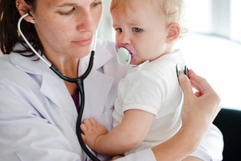 Un bébé ayant ingéré une trop grande dose de paracétamol liquide.