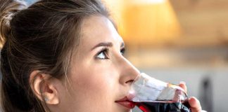 Dry January : que se passe-t-il vraiment dans votre corps après 31 jours sans alcool ? Une femme qui a repris l'alcool après avoir fait le Dry January.