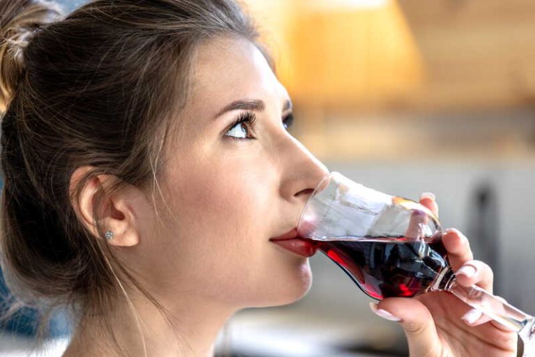 Une femme qui a repris l'alcool après avoir fait le Dry January.