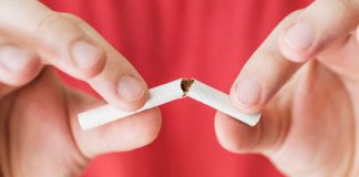 En France, le tabac tue encore 68 000 personnes par an Un homme casse sa dernière cigarette, symbole d’un arrêt du tabac.