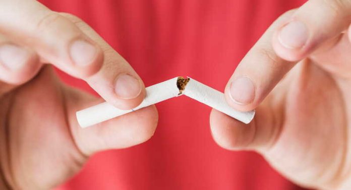 En France le tabac tue encore 68 000 personnes par an Ma Santé Un homme casse sa dernière cigarette, symbole d’un arrêt du tabac.