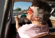 Espérance de vie : peut-on vraiment influencer la façon dont on vieillit ? Une personne âgée qui adopte les bonnes habitudes pour bien vieillir.