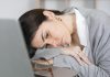 Fatigue chronique : pourquoi la quarantaine est-il le passage le plus épuisant de notre vie ? Une femme qui vient de passer 40 ans et qui est constamment fatiguée.