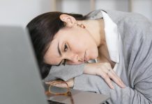 Fatigue chronique : pourquoi la quarantaine est-il le passage le plus épuisant de notre vie ? Une femme qui vient de passer 40 ans et qui est constamment fatiguée.