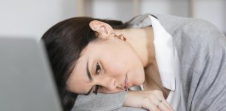 Fatigue chronique : pourquoi la quarantaine est-il le passage le plus épuisant de notre vie ? Une femme qui vient de passer 40 ans et qui est constamment fatiguée.