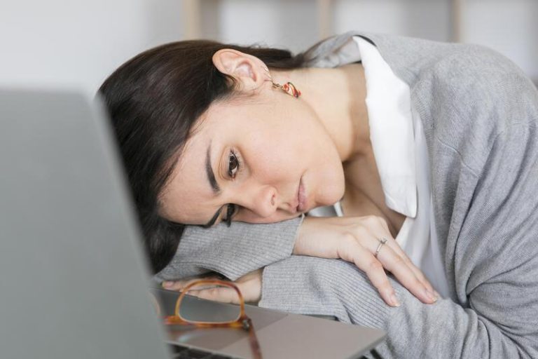 Une femme qui vient de passer 40 ans et qui est constamment fatiguée.
