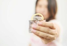 JO 2026 : 10 000 préservatifs partis en trois jours, la fin du désamour pour la “capote” ? Une athlète participant aux JO avec un préservatif dans la main.