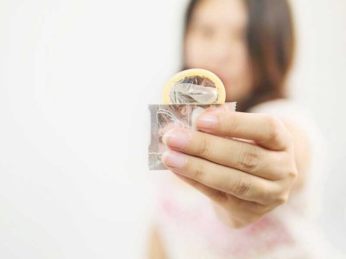 JO rupture préservatifs partis en trois jours, la fin du désamour pour la capote Ma Santé Une athlète participant aux JO avec un préservatif dans la main.