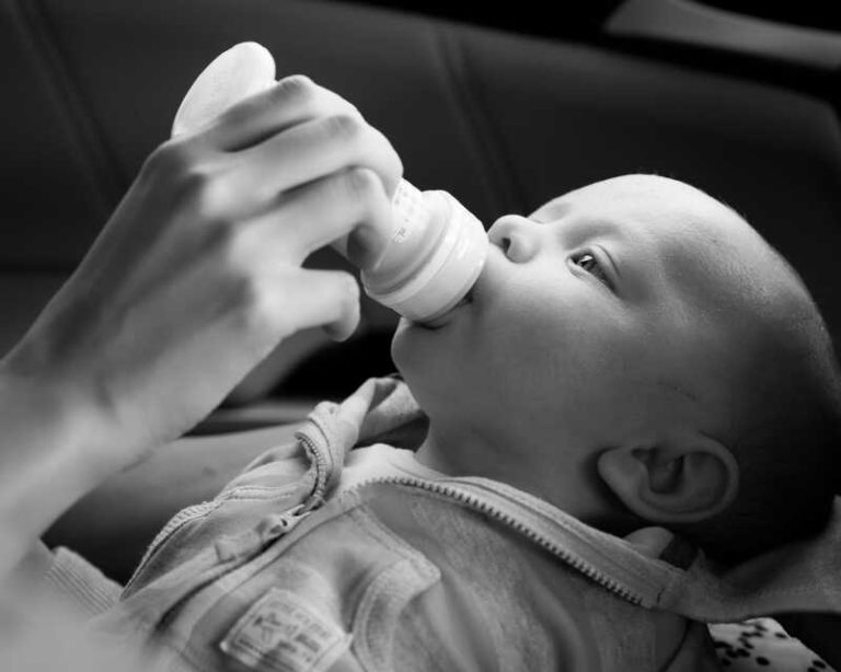 Un nourrisson qui consomme du lait en poudre issu des lots contaminés faisant l'objet d'un rappel par Danone.