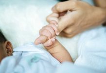 Lait infantile : trois décès signalés, un lien toujours incertain Un nourrisson hospitalisé pour gastro-entérite après avoir consommé un lait contaminé.