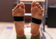 Maladie de Charcot-Marie-Tooth (CMT) : cāest quoi cette maladie quāon confond avec la SLA ? Une femme qui a les pieds tordus Ć cause de la maladie de Charcot-Marie-Tooth.