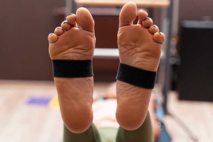 Maladie de Charcot Marie Tooth CMT c’est quoi cette maladie qu’on confond avec la SLA Ma Santé Une femme qui a les pieds tordus à cause de la maladie de Charcot-Marie-Tooth.