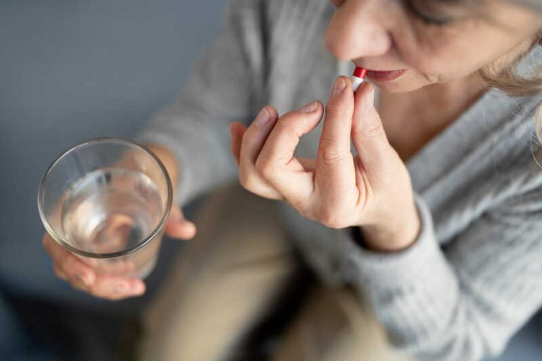 Une femme qui prend pour la première fois un traitement hormonal pour calmer les symptômes associés à la ménopause.