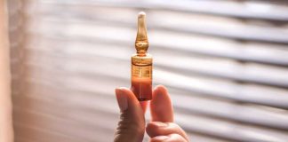 Peptide Mania : la dangereuse tendance anti-âge qui envahit les réseaux sociaux Une femme qui a succombé à la “peptide mania” et qui prend des compléments de peptides pour tenter de ralentir son vieillissement cutané.