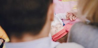 Pour relancer la natalité, un député propose de verser 250 euros par mois pour chaque enfant ! Un jeune adulte vient d'accueillir son premier enfant... et reçois ses premières aides financières