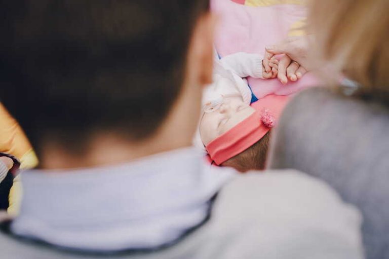 Un jeune adulte vient d'accueillir son premier enfant... et reçois ses premières aides financières
