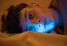 Pensées sombres : pourquoi se réveille-t-on spécifiquement à… 3 h du matin ? Un jeune homme qui se réveille souvent à 3 h du matin et finit sa nuit devant les écrans.