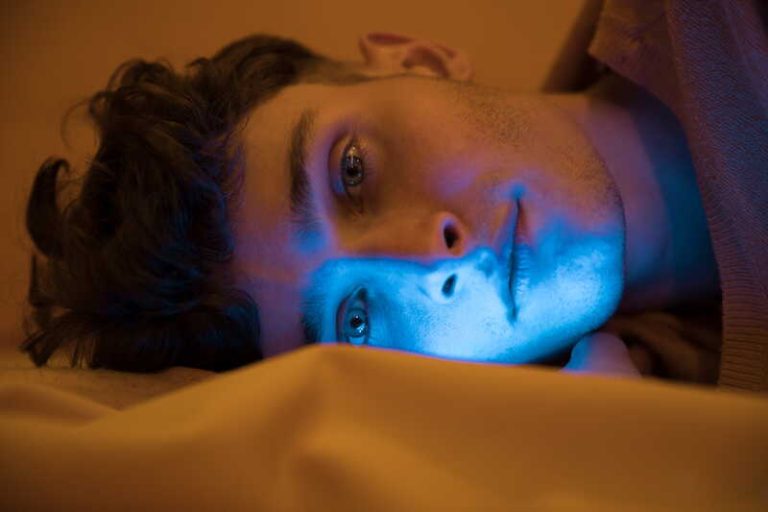 Un jeune homme qui se réveille souvent à 3 h du matin et finit sa nuit devant les écrans.