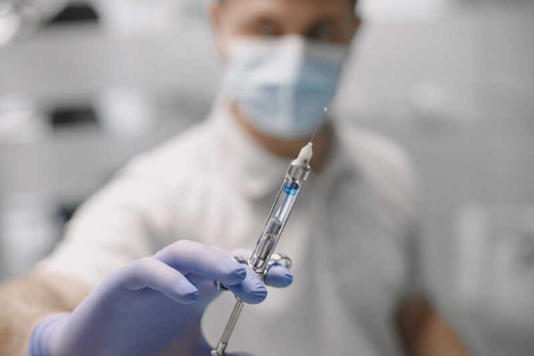 Un médecin prêt à administrer un traitement contre le VIH.