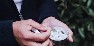 Sachets de nicotine : pourquoi les “pouches” vont-elles être interdites ? Un homme qui consomme ses derniers sachets de nicotine avant qu'ils soient interdits en France.