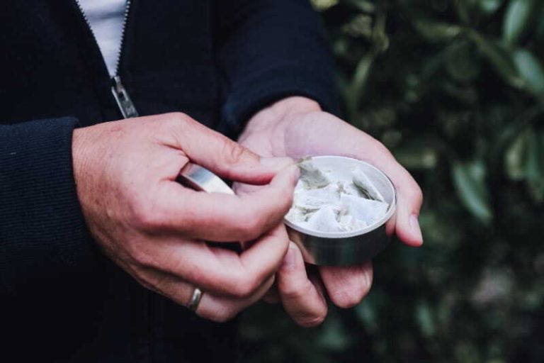 Un homme qui consomme ses derniers sachets de nicotine avant qu'ils soient interdits en France.