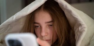 Santé mentale : TikTok, miroir du mal-être de la jeunesse Une jeune fille qui partage sa dépression et sa prise d’antidépresseurs sur les réseaux sociaux.