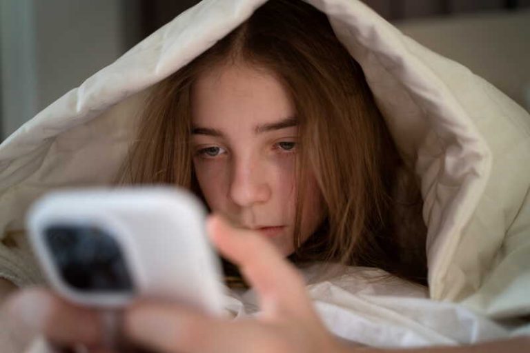 Une jeune fille qui partage sa dépression et sa prise d’antidépresseurs sur les réseaux sociaux.