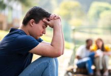 Santé mentale : mais pourquoi nos jeunes vont-ils si mal ? Un jeune homme qui souffre d'une santé mentale fragile, marquée par des symptômes dépressifs.