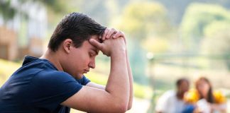 Santé mentale : mais pourquoi nos jeunes vont-ils si mal ? Un jeune homme qui souffre d'une santé mentale fragile, marquée par des symptômes dépressifs.