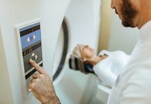 Scanners médicaux : augmentent-ils réellement le risque de cancer ? Une femme passe un scanner sans savoir que les rayons X ionisants peuvent augmenter le risque de cancer.