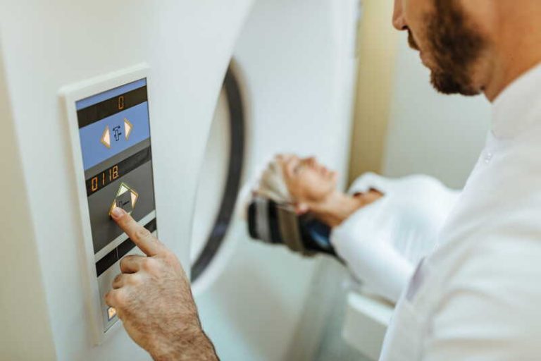 Une femme passe un scanner sans savoir que les rayons X ionisants peuvent augmenter le risque de cancer.