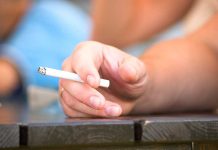 Tabac : les prix des paquets vont encore augmenter le 1er mars ! Une personne qui fume sa dernière cigarette, avant la hausse des prix des paquets de cigarettes en mars 2026.