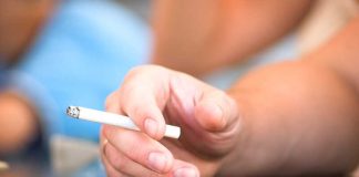 Tabac : les prix des paquets vont encore augmenter le 1er mars ! Une personne qui fume sa dernière cigarette, avant la hausse des prix des paquets de cigarettes en mars 2026.