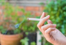 Tabagisme : l’addiction n’est pas qu’une question de volonté Une femme qui est addict au tabac a tout le temps envie de fumer.