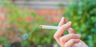 Tabagisme : l’addiction n’est pas qu’une question de volonté Une femme qui est addict au tabac a tout le temps envie de fumer.