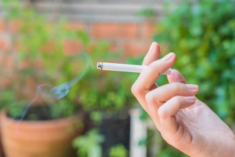Une femme qui est addict au tabac a tout le temps envie de fumer.