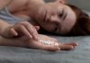 Un malade chronique sur deux ne suit pas correctement son traitement ! Une femme qui ne prend plus son traitement médicamenteux depuis des jours.