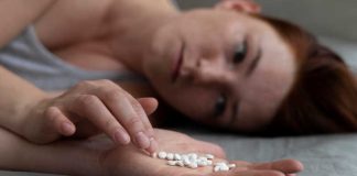 Un malade chronique sur deux ne suit pas correctement son traitement ! Une femme qui ne prend plus son traitement médicamenteux depuis des jours.