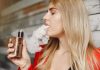 Vapotage : la science lève le voile sur les risques réels de la cigarette électronique ! Une femme qui vapote sa cigarette électronique sans connaître les risques.