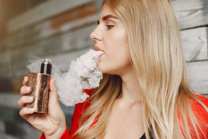 Vapotage la science lève le voile sur les risques réels de la cigarette électronique Ma Santé Une femme qui vapote sa cigarette électronique sans connaître les risques.