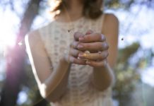 Symptômes de l’anaphylaxie : faut-il s’inquiéter après une piqûre d’abeille ? Une femme a les deux mains qui la démangent après avoir été piquée par une abeille et suspecte une anaphylaxie.