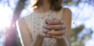 Symptômes de l’anaphylaxie : faut-il s’inquiéter après une piqûre d’abeille ? Une femme a les deux mains qui la démangent après avoir été piquée par une abeille et suspecte une anaphylaxie.