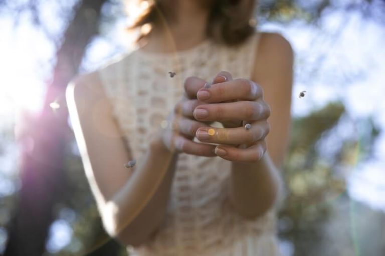 Une femme a les deux mains qui la démangent après avoir été piquée par une abeille et suspecte une anaphylaxie.